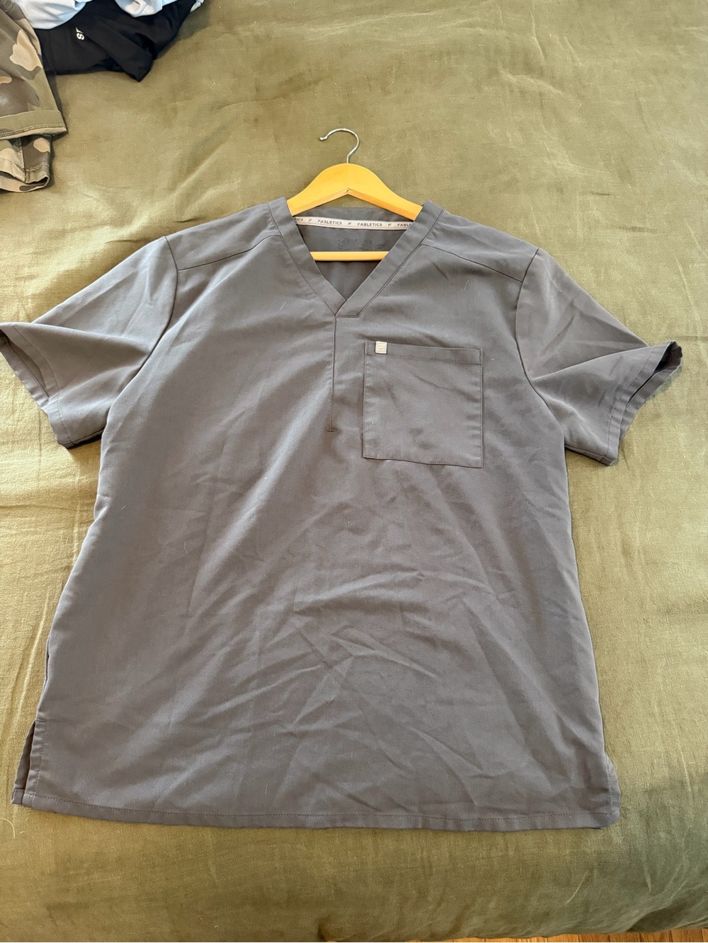 Fabletics Men's Gray V-Neck Short Sleeve Top